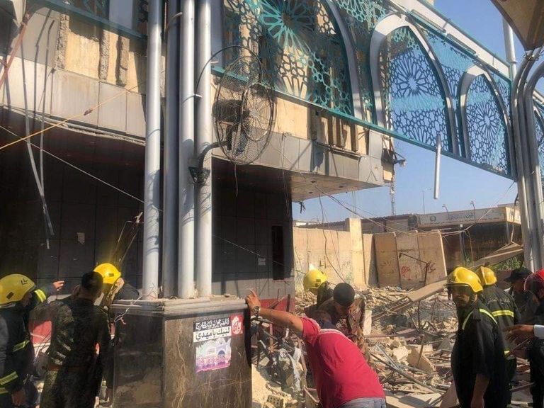 فرق الدفاع المدني في موقع الحادث