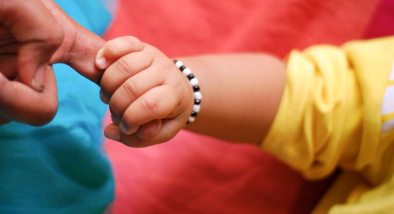 سيدة حامل وتمسك بيديها حذاء صغيرا - أرشيفية