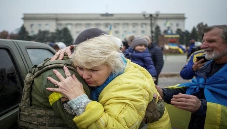 سكان يحتضنون جنديًا أوكرانيًا في خيرسون - رويترز