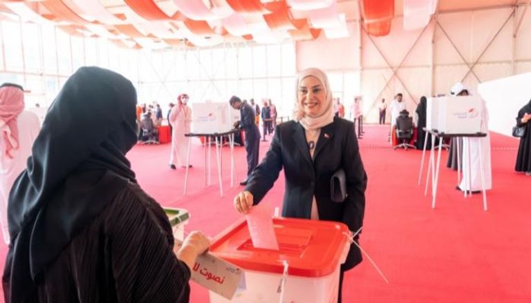  فوزية بنت عبد الله زينل رئيسة مجلس النواب خلال مشاركتها في الانتخابات