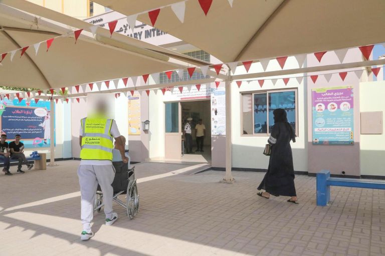 فوزية بنت عبدالله زينل رئيسة مجلس النواب خلال مشاركتها في الانتخابات