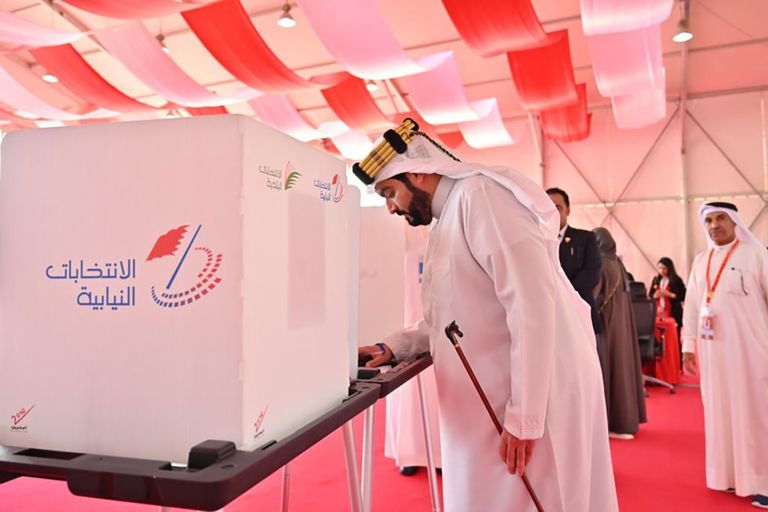 فوزية بنت عبدالله زينل رئيسة مجلس النواب خلال مشاركتها في الانتخابات