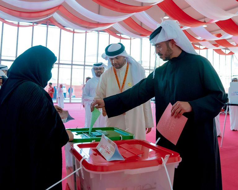 فوزية بنت عبدالله زينل رئيسة مجلس النواب خلال مشاركتها في الانتخابات