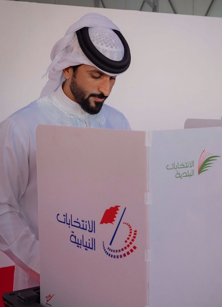 فوزية بنت عبدالله زينل رئيسة مجلس النواب خلال مشاركتها في الانتخابات