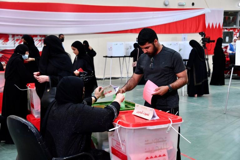 ناخب بحريني يدلي بصوته في انتخابات اليوم نواف بن محمد المعاودة وزير العدل والشؤون الإسلامية والأوقاف البحريني