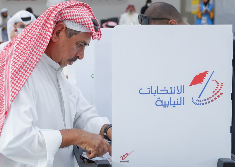 ناخب بحريني يدلي بصوته في انتخابات اليوم نواف بن محمد المعاودة وزير العدل والشؤون الإسلامية والأوقاف البحريني