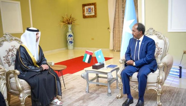 جانب من لقاء رئيس الصومال وسفير دولة الإمارات