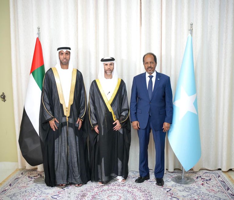 جانب من لقاء رئيس الصومال وسفير دولة الإمارات