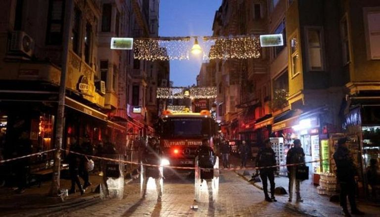 عناصر امنية تركية في موقع تفجير إسطنبول