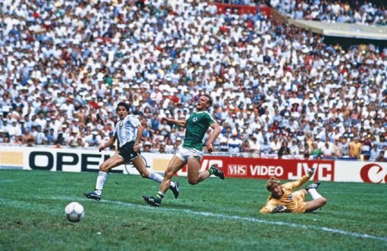 الأرجنتين وألمانيا دييجو مارادونا يحمل كأس العالم