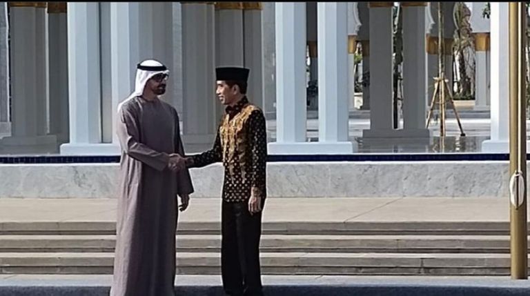 الشيخ محمد بن زايد آل نهيان ورئيس إندونيسيا خلال افتتاح مسجد الشيخ زايد بمدينة سولو