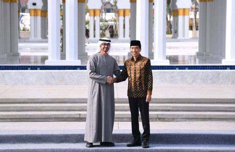 الشيخ محمد بن زايد آل نهيان ورئيس إندونيسيا خلال افتتاح مسجد الشيخ زايد بمدينة سولو