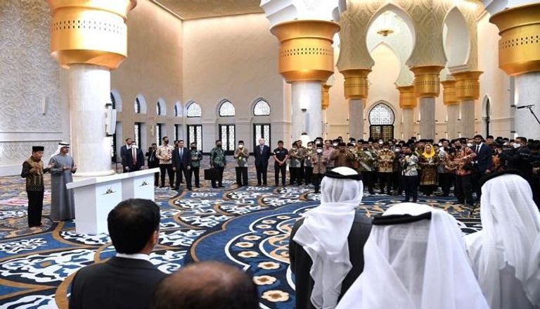 رئيسا دولة الإمارات وإندونيسيا خلال افتتحان مسجد الشيخ زايد بمدينة سولو