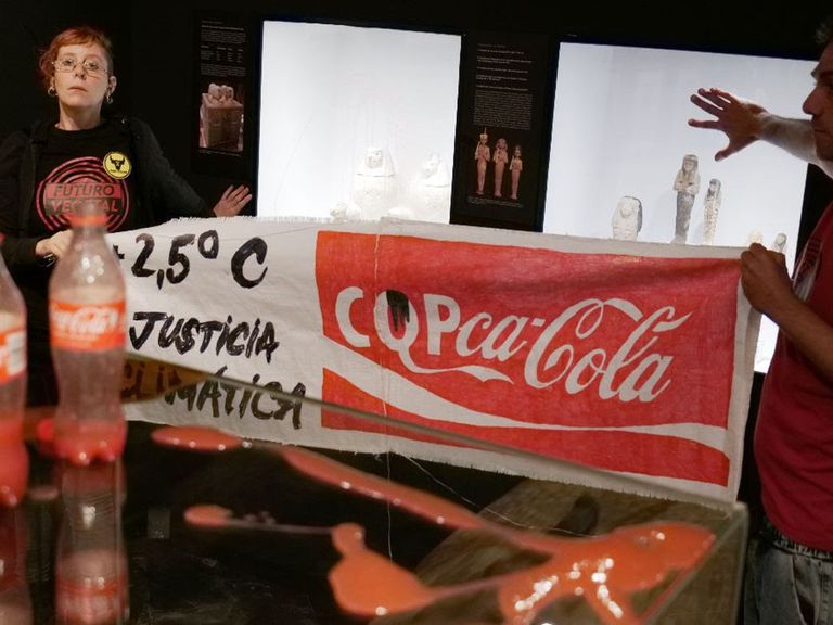 نشطاء المناخ في المتحف المصري في برشلونة