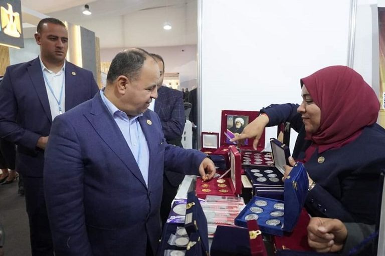 وزير المالية يتفقد معرض سك العملة 