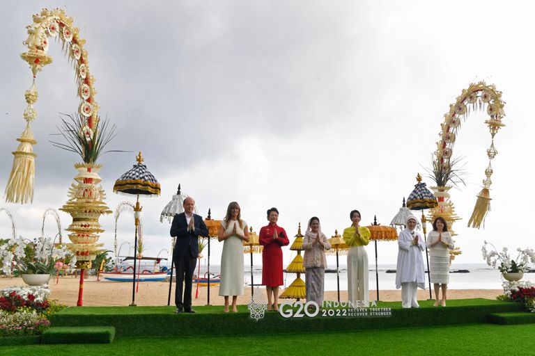 زوجات قادة مجموعة العشرين وزوج رئيسة المفوضية الأوروبية