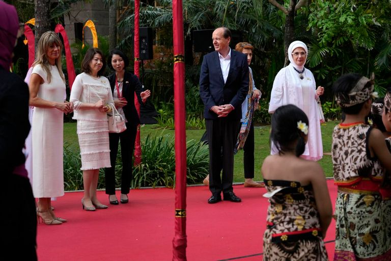 زوجات قادة مجموعة العشرين وزوج رئيسة المفوضية الأوروبية