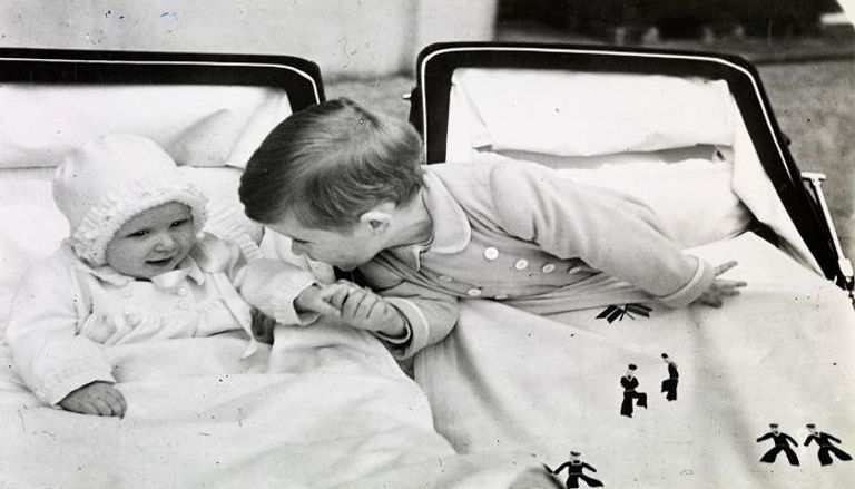 الملك تشارلز في طفولته يقبل يد شقيقته
