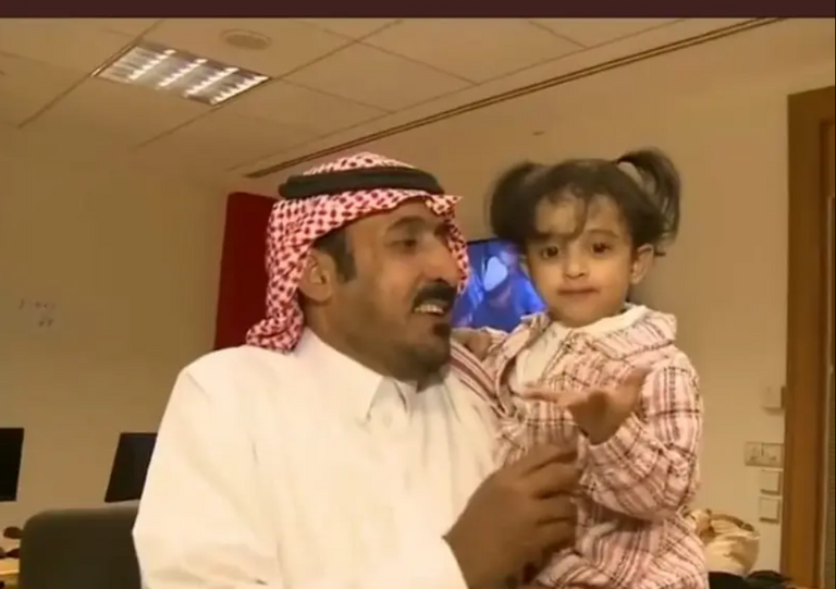 جوهرة الحقيل تحمل الطفلة جومانا