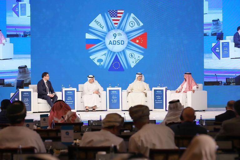 إحدى جلسات ملتقى أبوظبي الاستراتيجي التاسع