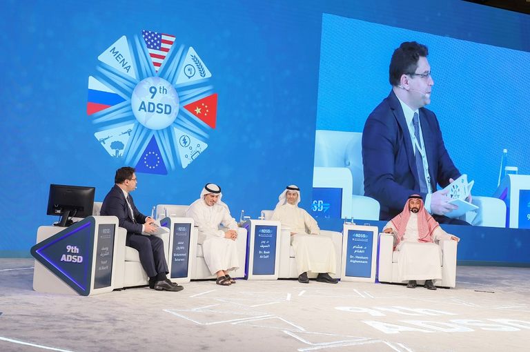 إحدى جلسات ملتقى أبوظبي الاستراتيجي التاسع