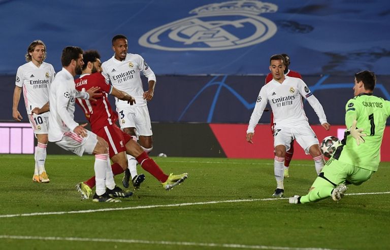 محمد صلاح وكورتوا في مباراة ليفربول وريال مدريد
