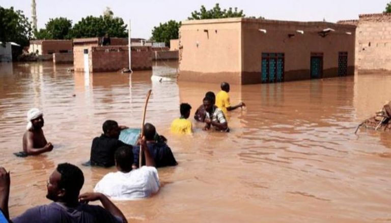 سكان مدينة أفريقية تغمرهم مياه الفيضانات - أرشيفية