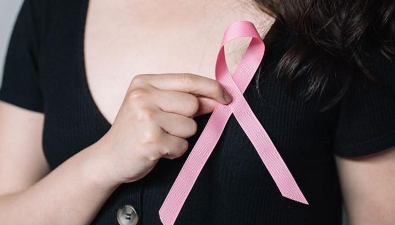 سيدة تضع علامة سرطان الثدي - أرشيفية