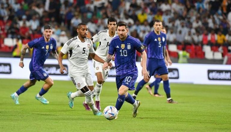 ليونيل ميسي في مباراة الإمارات ضد الأرجنتين
