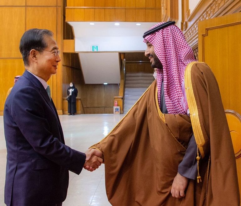 الأمير محمد بن سلمان يصافح رئيس وزراء كوريا الجنوبية هان دوك سو الأمير محمد بن سلمان لدى وصوله إلى سول