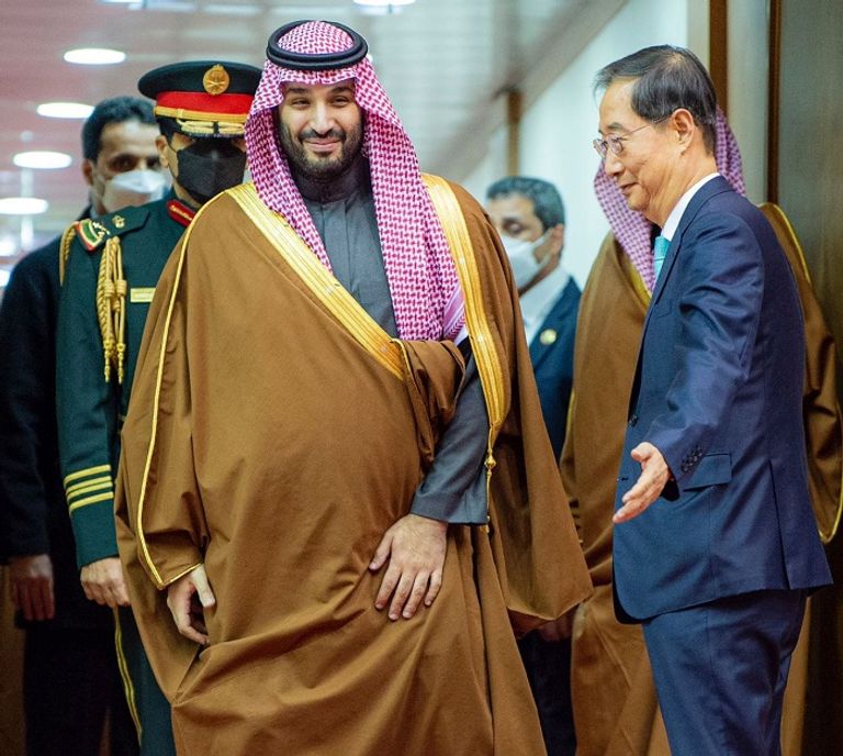 رئيس وزراء كوريا الجنوبية هان دوك سو يرحب بالأمير محمد بن سلمان الأمير محمد بن سلمان لدى وصوله إلى سول