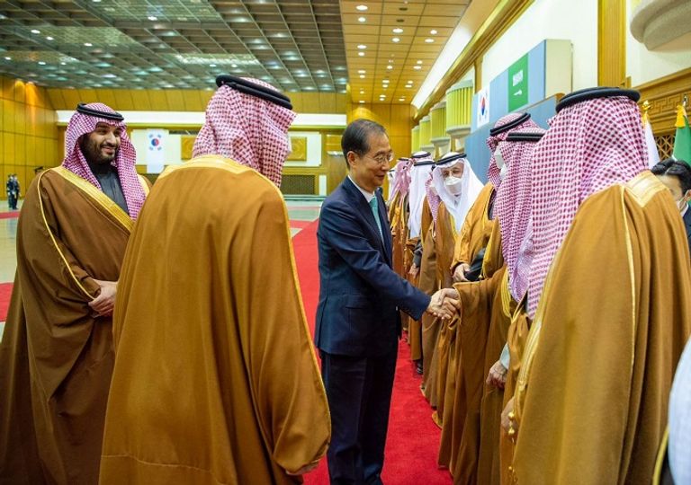 رئيس وزراء كوريا الجنوبية هان دوك سو يصافح أعضاء الوفد السعودي الأمير محمد بن سلمان لدى وصوله إلى سول