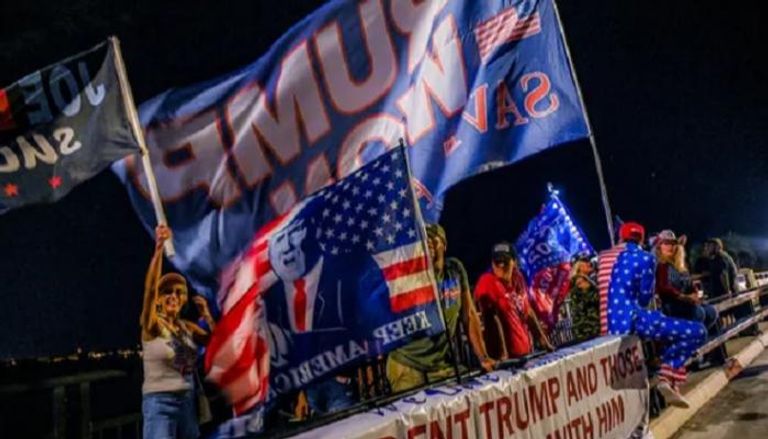 أعلام تحمل صورة واسم دونالد ترامب