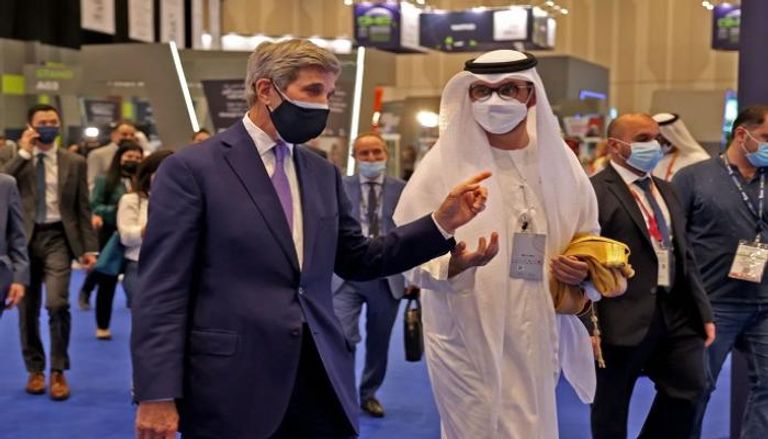 وزير الصناعة والتكنولوجيا المتقدمة الإماراتي سلطان الجابر وجون كيري كيري