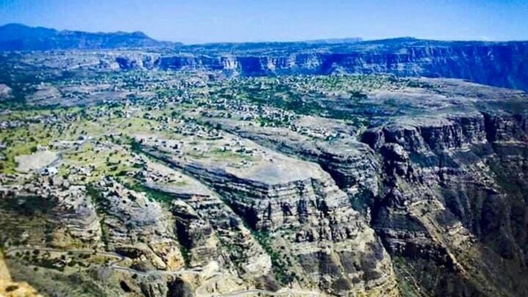 مواقع سكنية حولها الإخوان لمعسكرات خاصة عناصر إخوانية في مدينة تعز.. أرشيفية