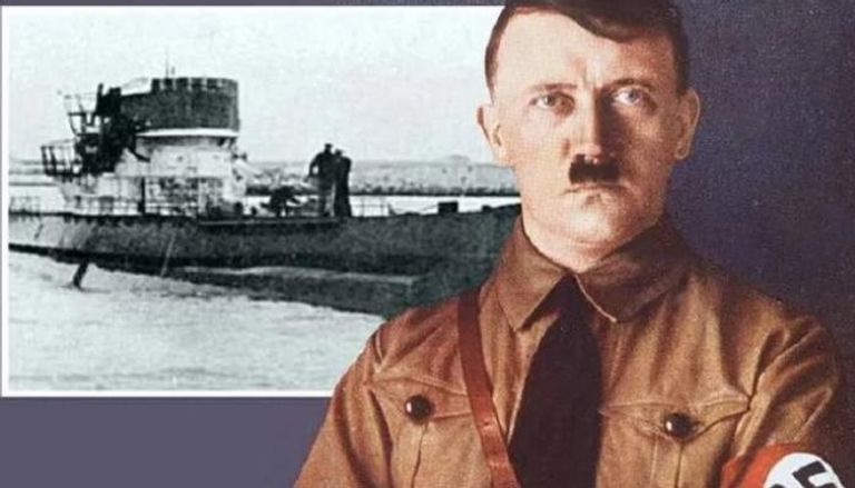 الزعيم النازي هتلر وفي الخلفية غواصة من طراز "يو"