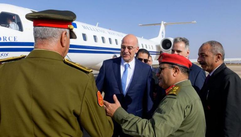  وزير الخارجية اليوناني نيكوس ديندياس لحظة وصوله بنغازي