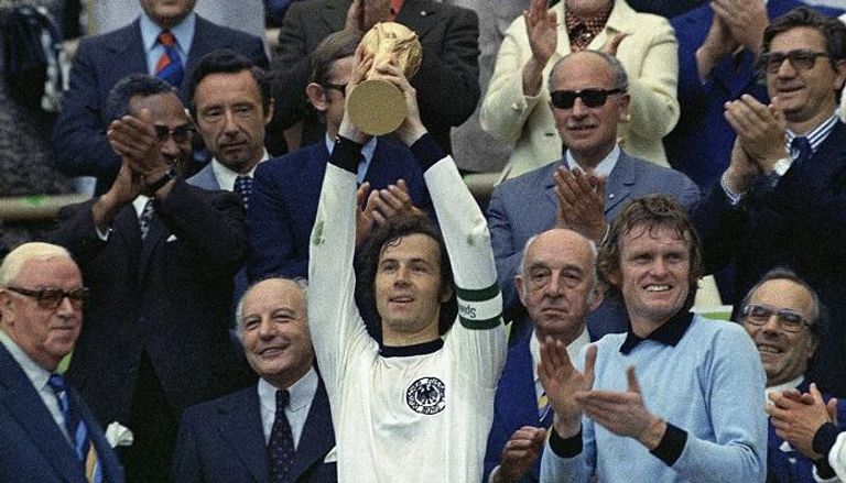 فرانز بيكنباور يحمل كأس العالم
