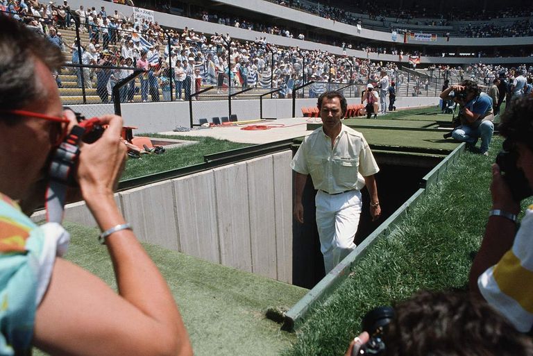 بكينباور في 86 فرانز بيكنباور يحمل كأس العالم