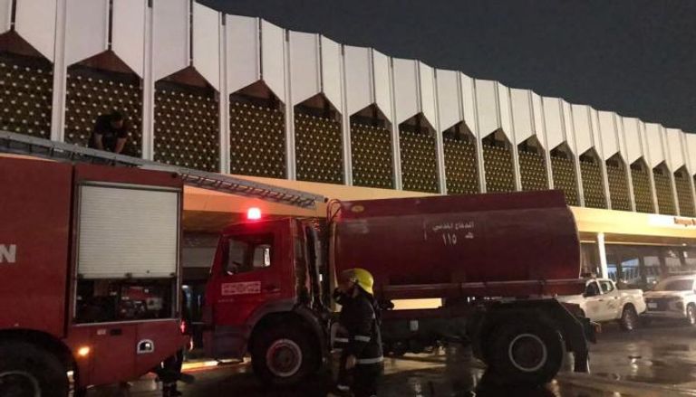 فرق الدفاع المدني تكافح الحريق داخل مطار بغداد
