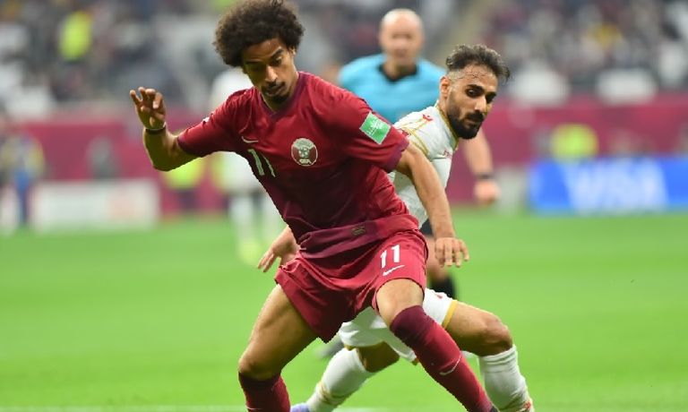 أكرم عفيف بقميص قطر أكرم عفيف أفضل لاعبي آسيا 2019