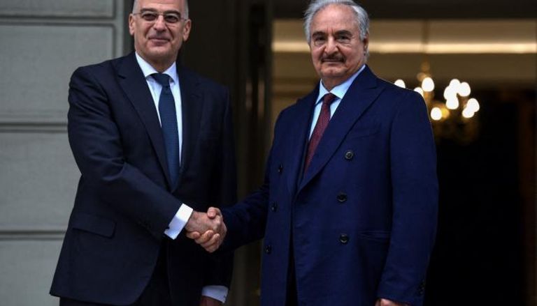 خليفة حفتر ووزير خارجية اليونان في لقاء سابق