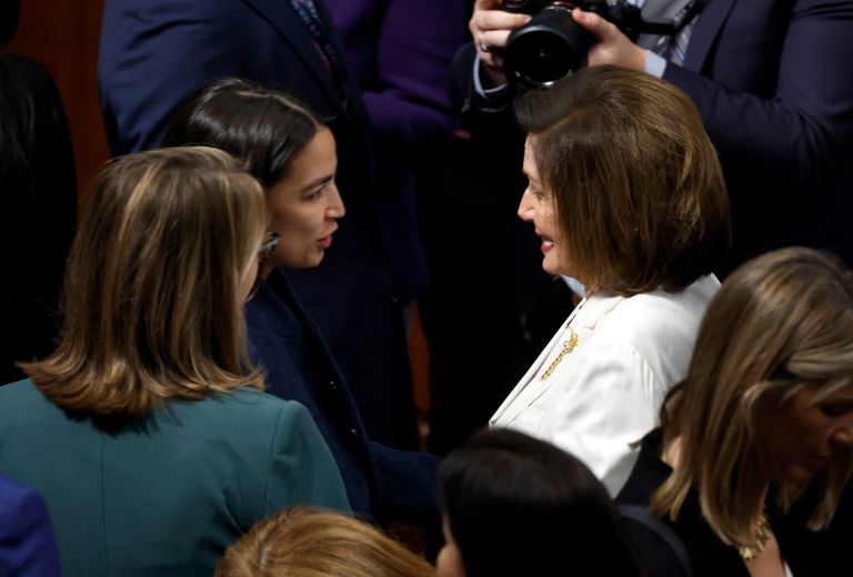 نانسي بيلوسي خلال إعلان قرارها