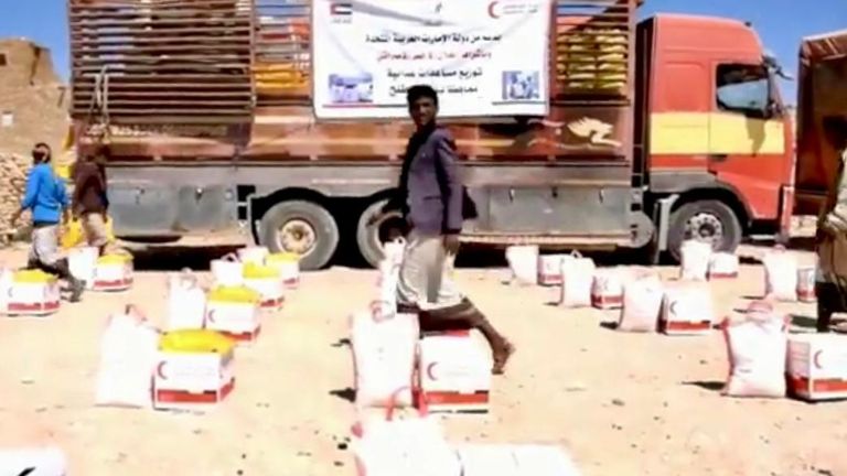 عناصر الهلال الأحمر الإماراتي يقدمون مساعدات إنسانية إلى الأسر الأكثر احتياجا