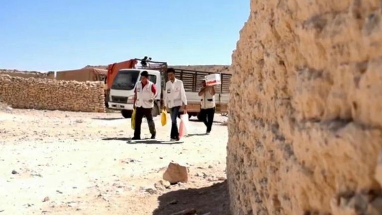 عناصر الهلال الأحمر الإماراتي يقدمون مساعدات إنسانية إلى الأسر الأكثر احتياجا