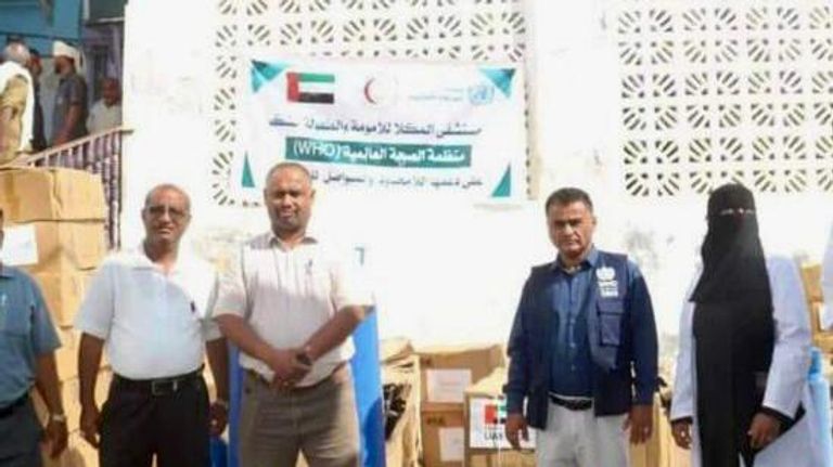 عناصر الهلال الأحمر الإماراتي يقدمون مساعدات إنسانية إلى الأسر الأكثر احتياجا