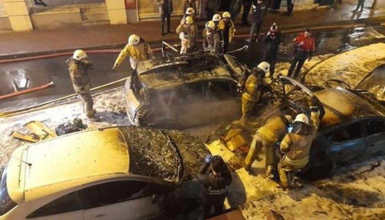 عناصر الدفاع المدني في تركيا بموقع حادث تفجير إسطنبول 