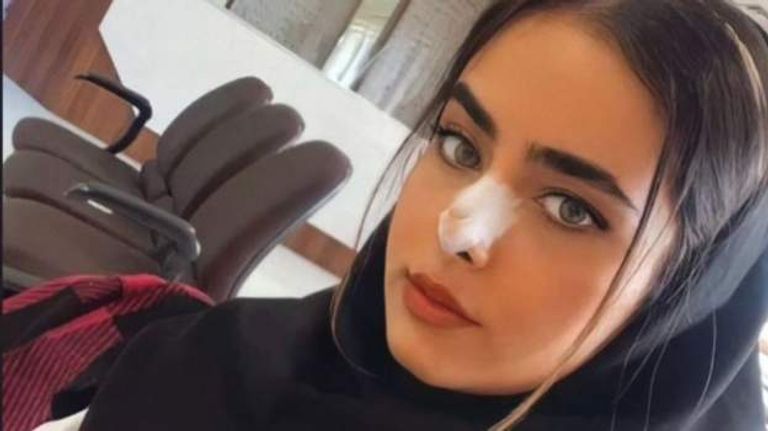 فتاة إيرانية بلا حجاب تحديا للنظام - أرشيفية