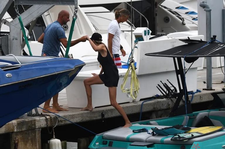 إيفانكا ترامب تستمتع بأمواج ميامي