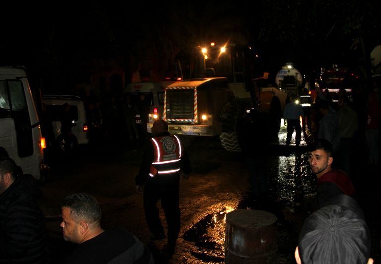 عناصر الدفاع المدني تكافح الحريق